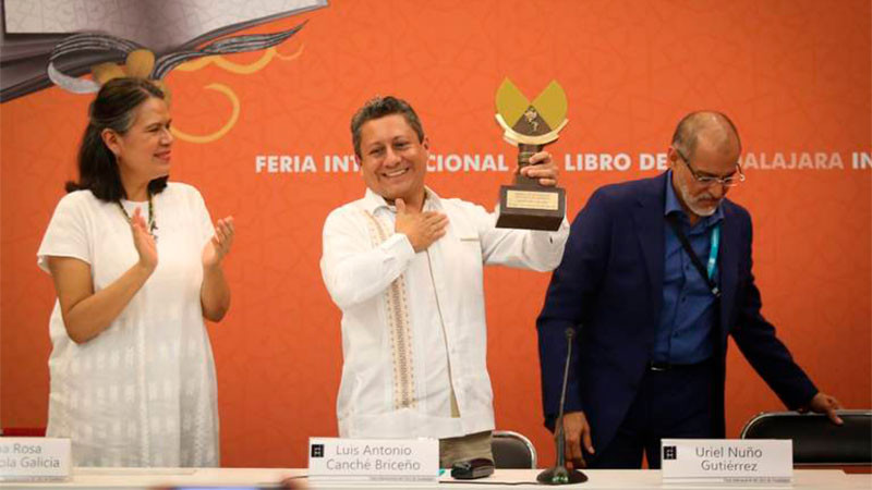 Luis Antonio Caché recibe premio de Literaturas Indígenas de América 