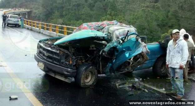 Un muerto y dos heridos graves deja choque en carretera de Salvador Escalante, Michoacán - Foto 0 