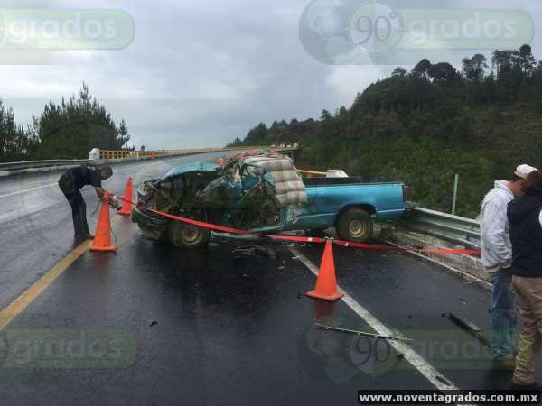 Un muerto y dos heridos graves deja choque en carretera de Salvador Escalante, Michoacán - Foto 1 