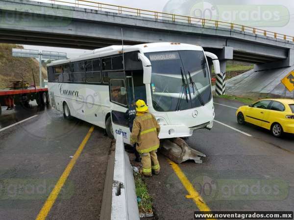 Se accidenta autobús en la carretera Morelia–Salamanca; hay 16 lesionados - Foto 0 
