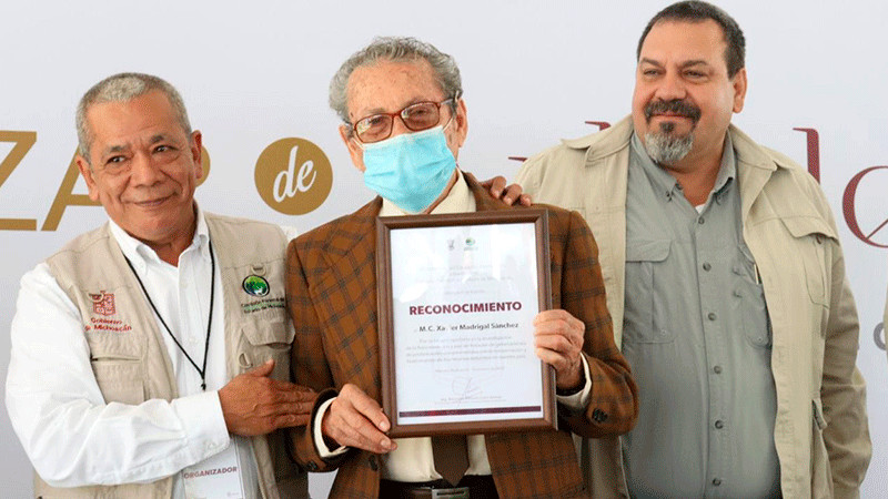 Reconoce Cofom trayectoria del investigador forestal Xavier Madrigal Sánchez 