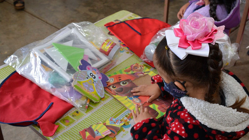 Apoya Secretaría de Educación Michoacán a más de 100 mil alumnos con paquetes de útiles escolares 