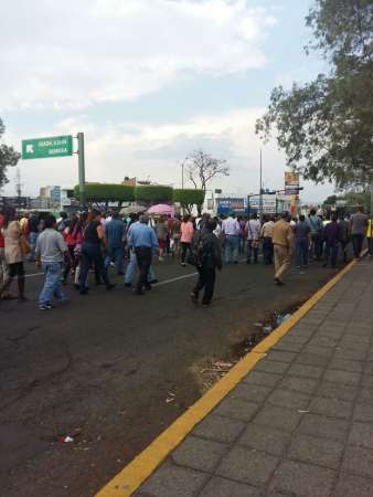 Marchan profesores de la CNTE en Morelia  