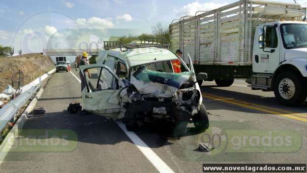 Dos muertos deja accidente vial en Arteaga, Michoacán - Foto 1 