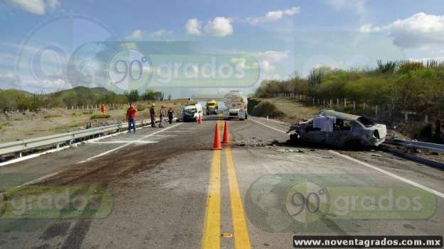 Dos muertos deja accidente vial en Arteaga, Michoacán - Foto 3 