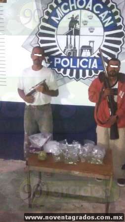 Con armas y droga detienen a dos sujetos en Villamar, Michoacán 