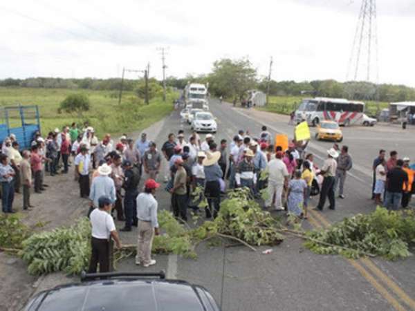 Bloquean carretera Morelia-Guadalajara en apoyo a maestros de la CNTE 