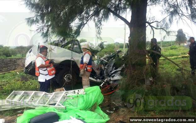 Mueren dos hombres tras salirse de la carretera y chocar contra árbol, en Churintzio, Michoacán - Foto 0 