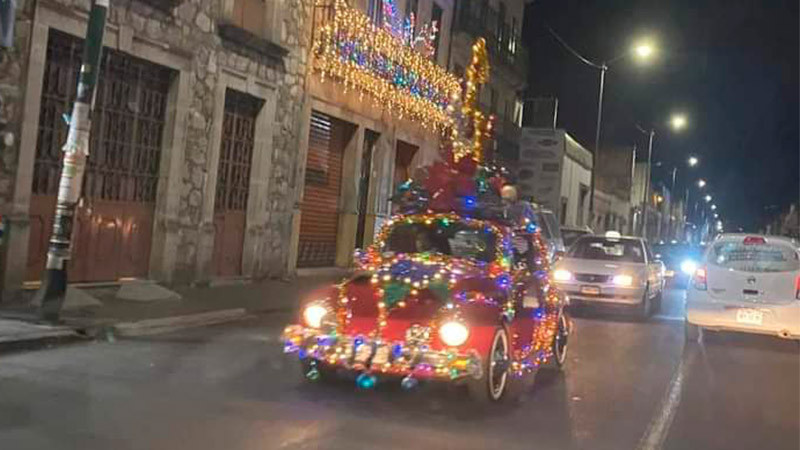 Domingo, tercera caravana navideña de vochos, combis y clásicos en Morelia 