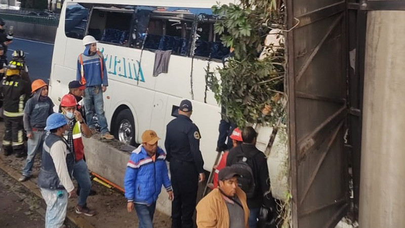 Autobús turístico choca contra una columna del Periférico Sur en CDMX 