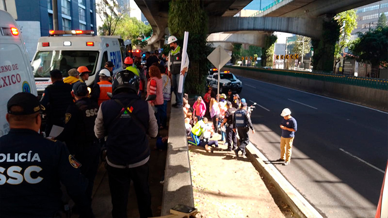 Autobús turístico choca contra una columna del Periférico Sur en CDMX 