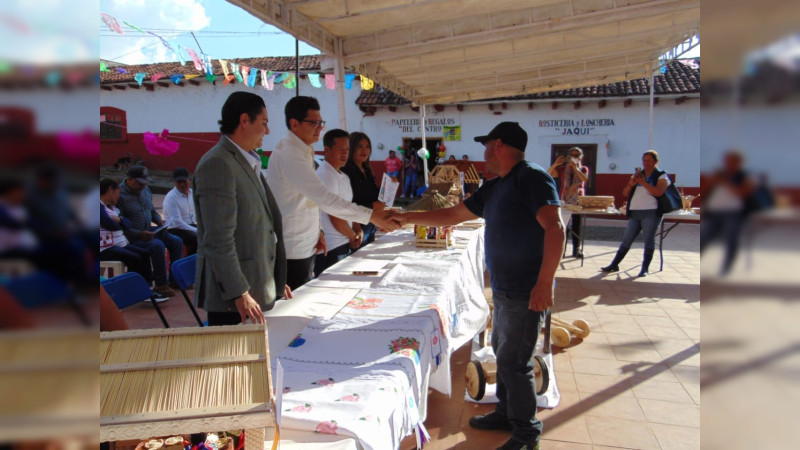 Premian talento y creatividad de artesanos de Zirahuén