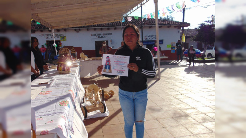 Premian talento y creatividad de artesanos de Zirahuén
