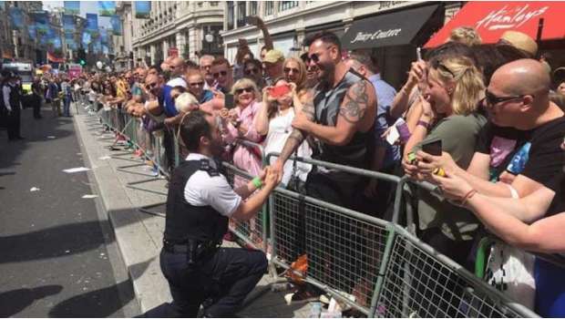 Policías se comprometen durante la mancha Orgullo Gay  