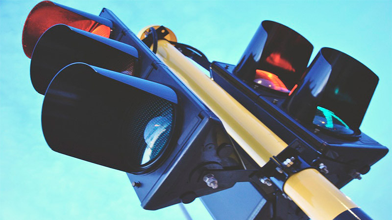 Colocarán semáforo en salida a Mil Cumbres para evitar ingreso con alta velocidad a la ciudad 