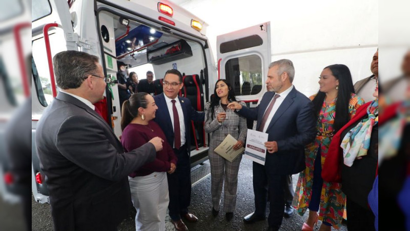 Entrega gobernador 22 ambulancias a 16 municipios y al CRUM 