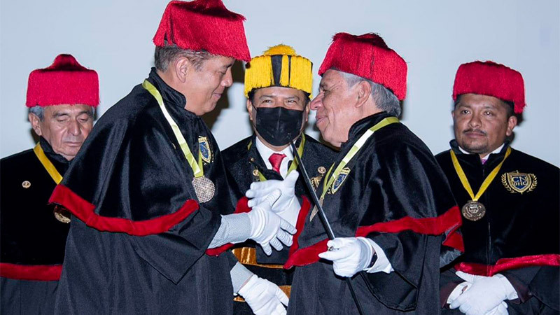 Otorgan título “Doctor Honoris Causa” al uruapense Jesús Flores 