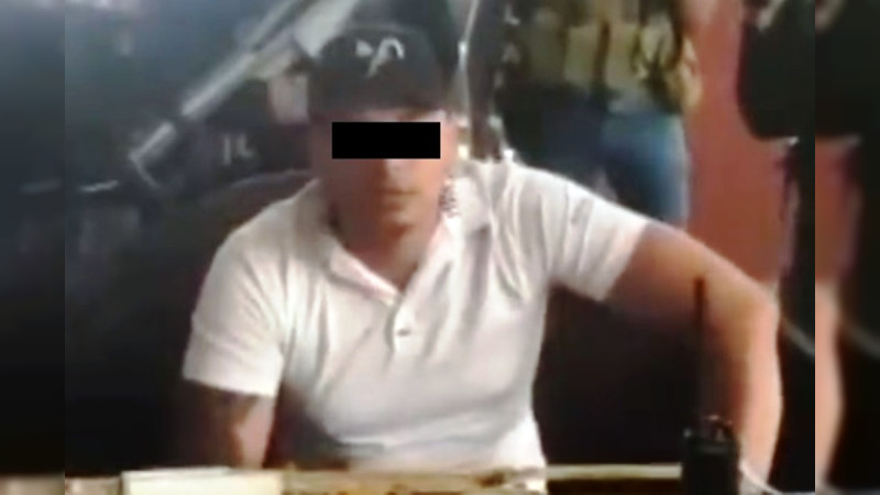 Con “cuerno de chivo” dorado, el “Yogur”, nuevo jefe de plaza en Uruapan, conmina a autoridades a “alinearse” 