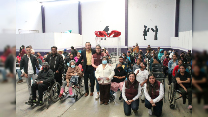 Entregan tarjetas para personas con discapacidad en Huandacareo, Michoacán 