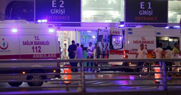 Suman 36 los muertos y 147 los heridos por explosiones en aeropuerto de Turquía - Foto 0 