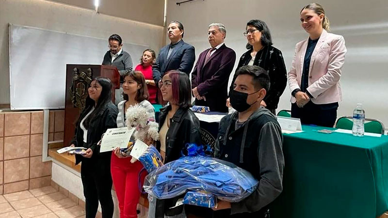 Premia Daniela de los Santos a jóvenes de Veterinaria 