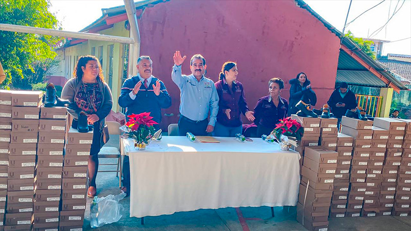 Gobierno de Uruapan entrega 2 mil 500 pares de calzado escolar 