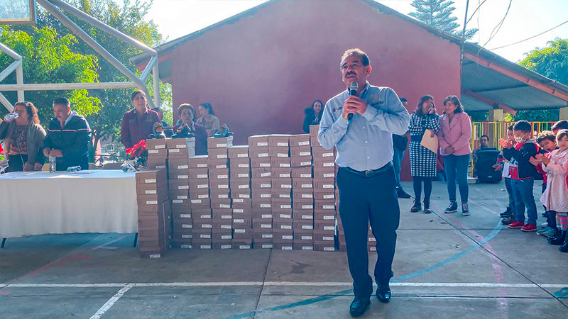 Gobierno de Uruapan entrega 2 mil 500 pares de calzado escolar 
