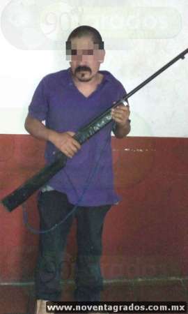 Armado con un hacha y una escopeta detienen a violento hombre en Cuitzeo, Michoacán - Foto 0 
