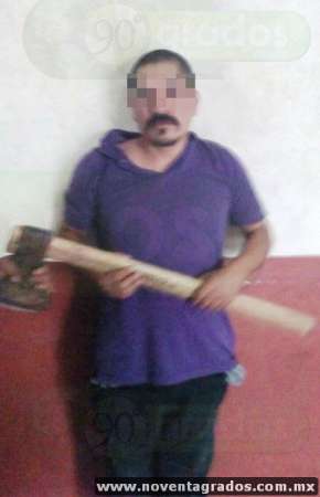 Armado con un hacha y una escopeta detienen a violento hombre en Cuitzeo, Michoacán - Foto 1 