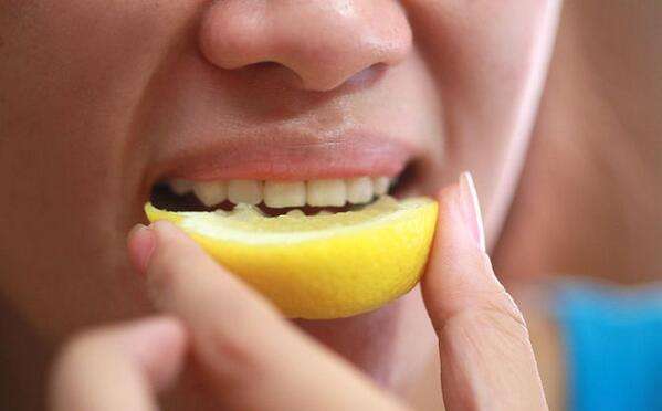 Curioso experimento utilizando jugo de limón  