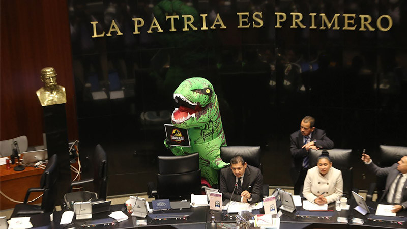 La senadora Xóchitl Gálvez protestó contra la Reforma Electoral vestida de dinosaurio 