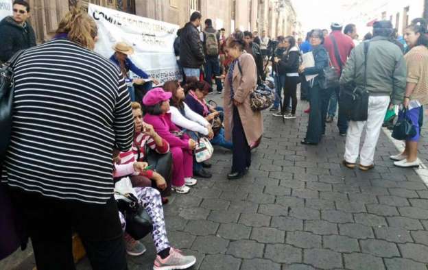 Padres de familia se manifiestan en Palacio de Gobierno  - Foto 0 