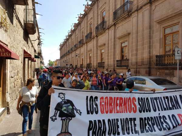 Padres de familia se manifiestan en Palacio de Gobierno  - Foto 1 