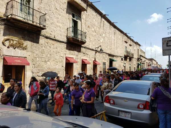 Padres de familia se manifiestan en Palacio de Gobierno  - Foto 2 