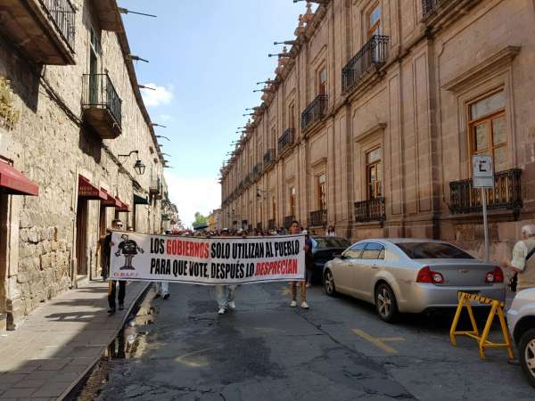 Padres de familia se manifiestan en Palacio de Gobierno  - Foto 3 