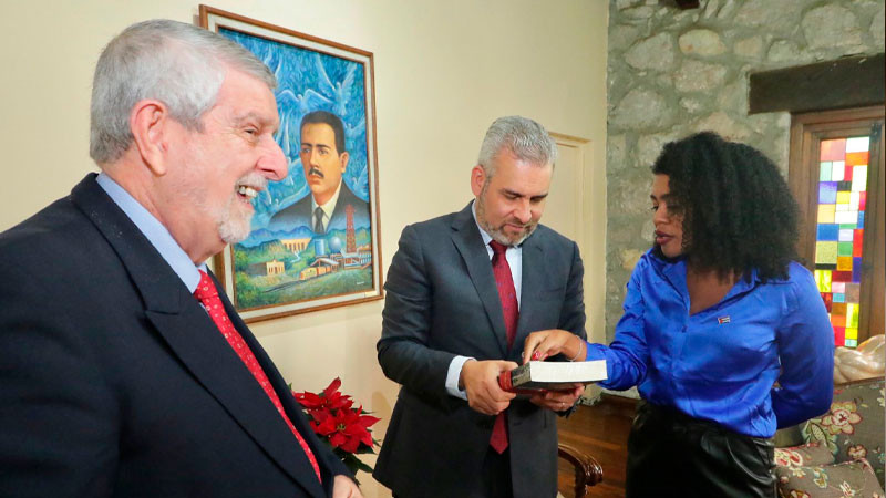 Bedolla y Embajada de Cuba impulsarán especialización de médicos michoacanos 
