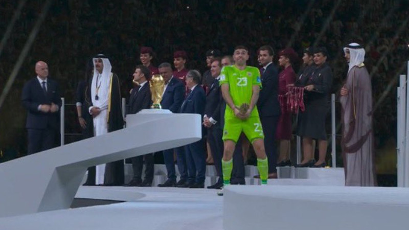 Los polémicos festejos del “Dibu” Martínez tras coronarse en Qatar con Argentina