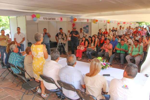 300 Apatzinguenses colocados en fuentes de trabajo a partir de la primera feria del empleo  