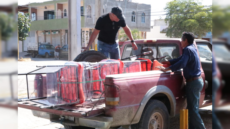 Bedolla entrega equipo y material a escuelas de la Costa michoacana