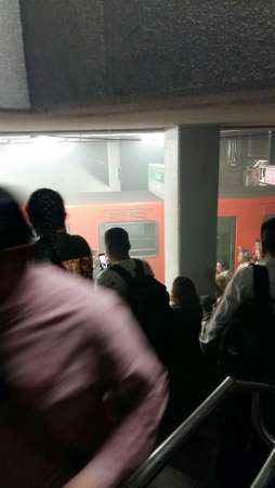 Tres lesionados en el metro San Lázaro tras cortocircuito - Foto 0 
