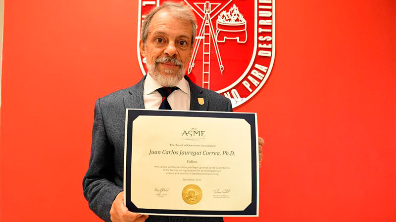 Recibe Jefe de Posgrado de la UAQ Condecoración Internacional  