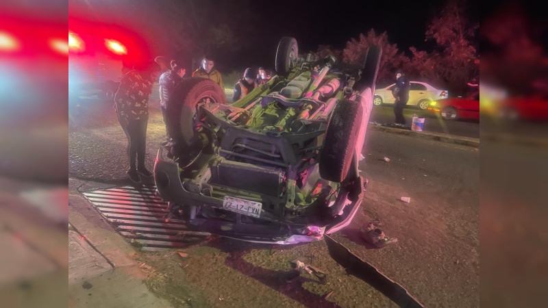 Choque y volcadura en Zitácuaro deja dos heridos