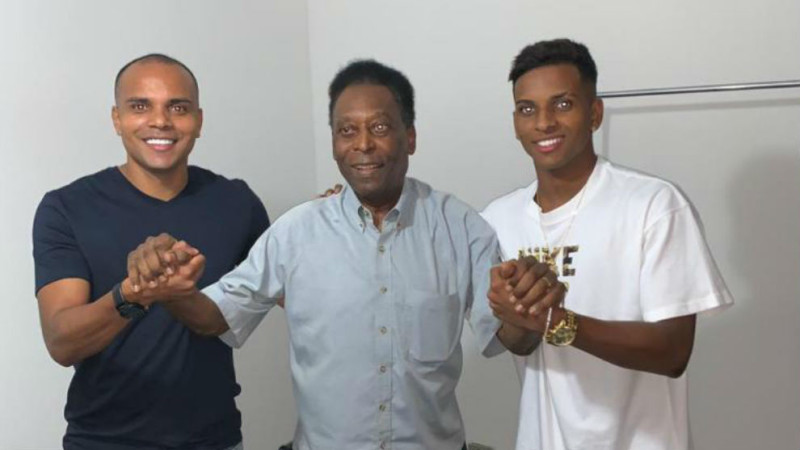 Hijo de Pelé llega al hospital para acompañarlo en Navidad 