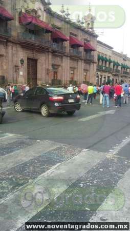Profesores de la CNTE bloquean la avenida Madero en Morelia 
