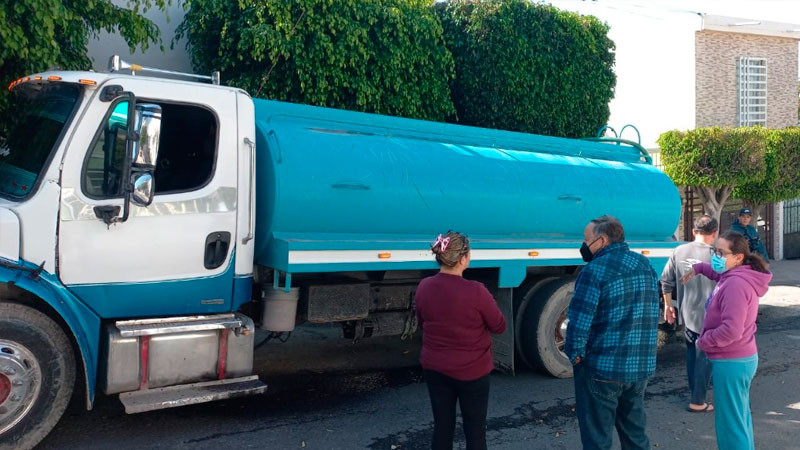 Venden pipas de agua hasta en 700 Pesos en el Acueducto II de Querétaro: Afectados  