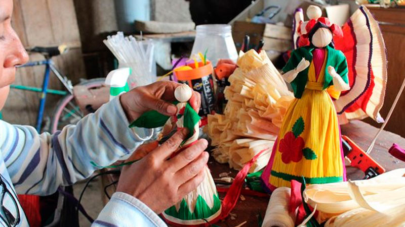 Artesanas de Tlaxcala transforman hojas de maíz se en obras de arte 