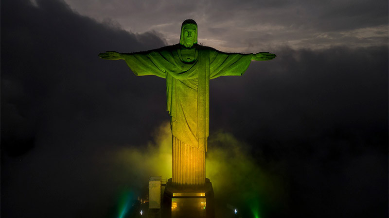 Iluminan monumentos con bandera de Brasil en honor a Péle 