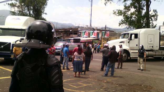 Comuneros bloquean carretera frente a Cereso de Uruapan, Michoacán - Foto 0 