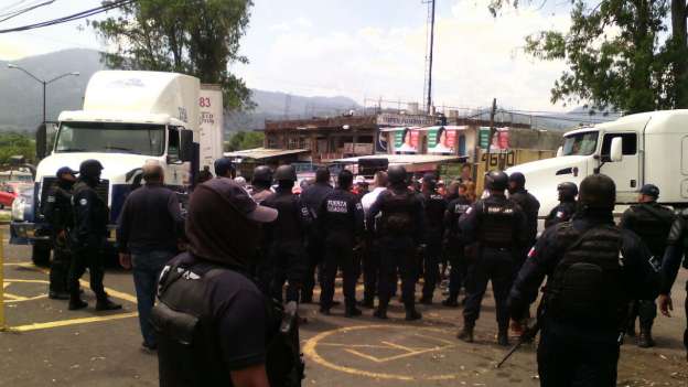 Comuneros bloquean carretera frente a Cereso de Uruapan, Michoacán - Foto 1 
