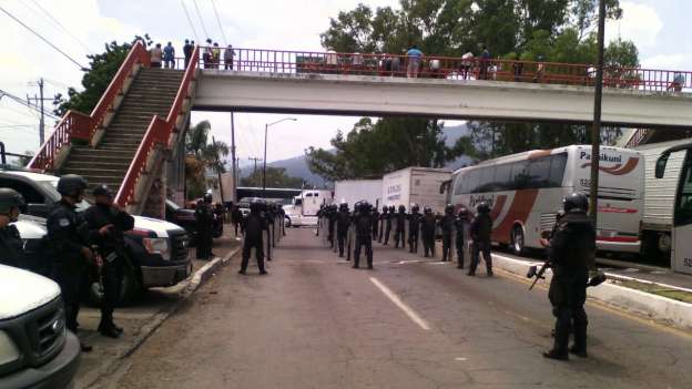Comuneros bloquean carretera frente a Cereso de Uruapan, Michoacán - Foto 2 